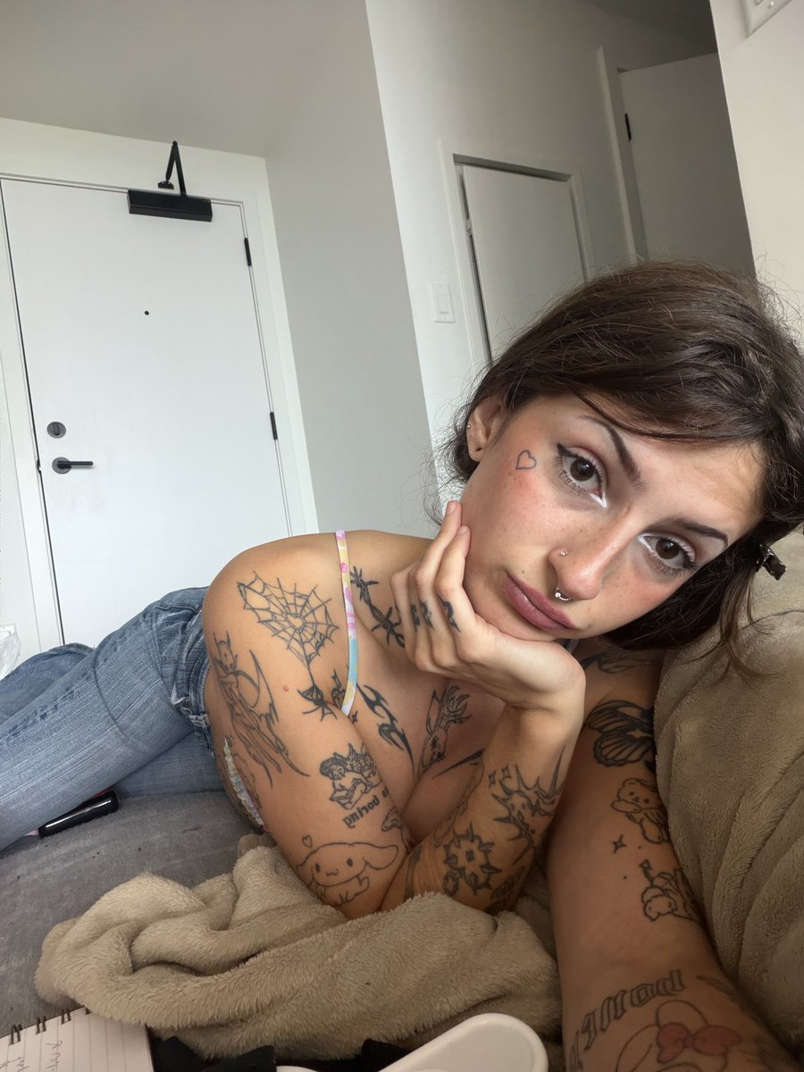 userbr33zy000's tweet photo. Morningggg I just did my makeup I’m ready for the day ,meow #21yearsold #canada #Vancouver #breezy #newhere https://t.co/GsHI6obzVJ