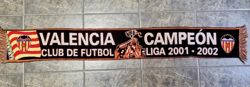 GiorgioDevizuki's tweet photo. He perdut esta bufanda hui, en el trajecte de Tarongers a Mestalla. Si, de miracle, algú l’ha trobat, que m’escriga per favor. No cal dir el valor sentimental que té… https://t.co/Ggh3ruNNPP