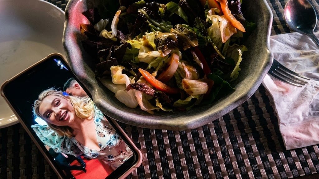 flolovespot's tweet photo. I took florence on a date bc I'm  not a stingy boyfriend😼 https://t.co/ybjGCr8eVi