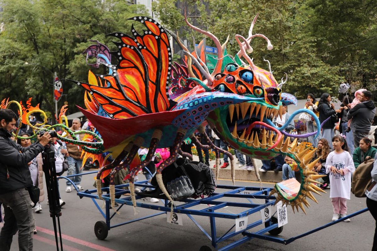 CdmxPilares's tweet photo. 🎨🐉 ¡La imaginación de #PILARES desfila por las calles de la ciudad!
#PILARES estuvo presente en la 18.ª edición del Desfile de Alebrijes Monumentales, con salida desde la plancha del Zócalo de la Ciudad de México.🎨🫟🖌️
Entre colores, formas fantásticas y mucha creatividad, celebramos el talento artístico y la riqueza cultural que hacen de los alebrijes una expresión única del arte popular mexicano.
En #PILARES impulsamos espacios donde la creatividad se transforma en arte, se comparten talentos y la cultura nos une como comunidad. 🐉🎨🫟🖌️