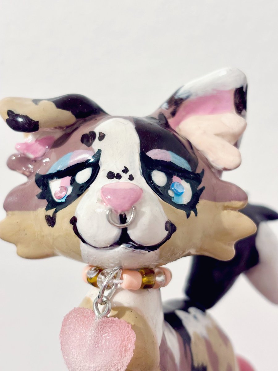 tinykiru's tweet photo. i made a figure of my sona, Bailey! ~ she’s hand sculpted from scratch and hand painted, and i made her little accessories too ♡⸜(˶˃ ᵕ ˂˶)⸝♡

she isn’t perfect, but im so proud of her 🤍 https://t.co/o6j7ouDnVh