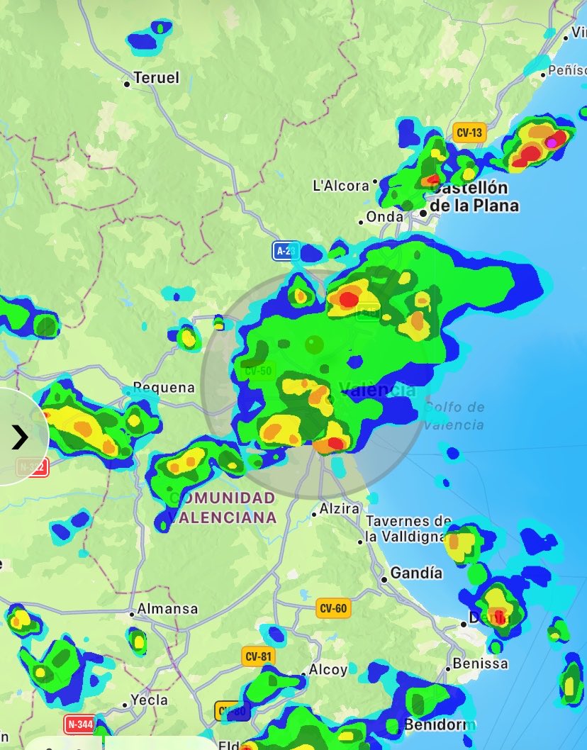 meteolp's tweet photo. Mucho ojo porque lo que se va formando alrededor de la Albufera de # Valencia se va regenerando y parece bastante estático. 
Mucha precaución ⚠️ 
#DanaAdam https://t.co/6uaUQArD0F