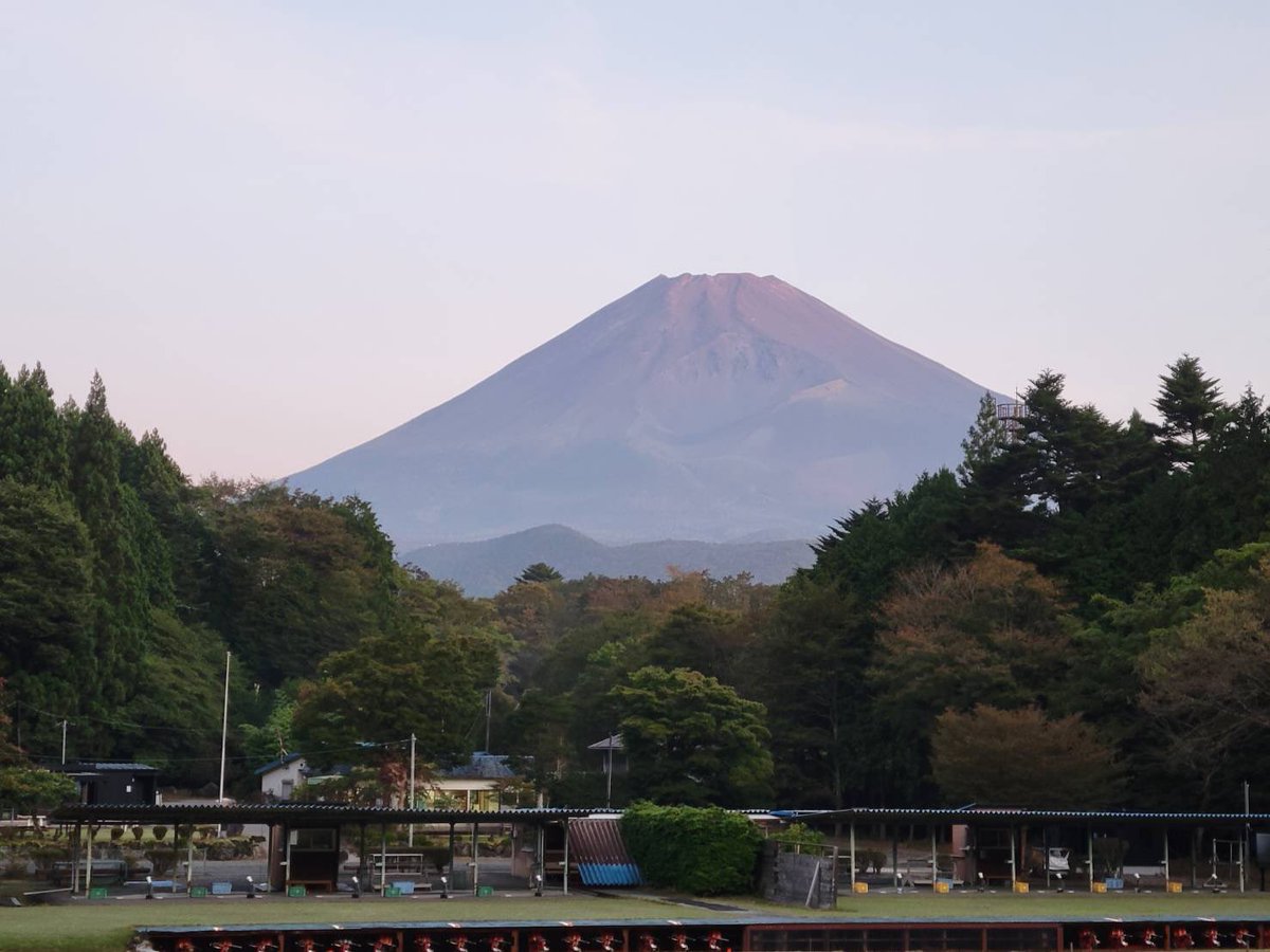 suyamashooting's tweet photo. おはようございます☀
10月18日（日）今朝の須山情報です。
天気　晴れ☀️
気温　6℃→20℃
風　　微風
本日はA面空いています。
秋晴れの須山🍂日中は20℃まで気温が上がる見込みです。
射撃練習するには良い気候です♪

本日も皆様のご来場スタッフ一同心よりお待ちしております。 https://t.co/I3hSekMNT1