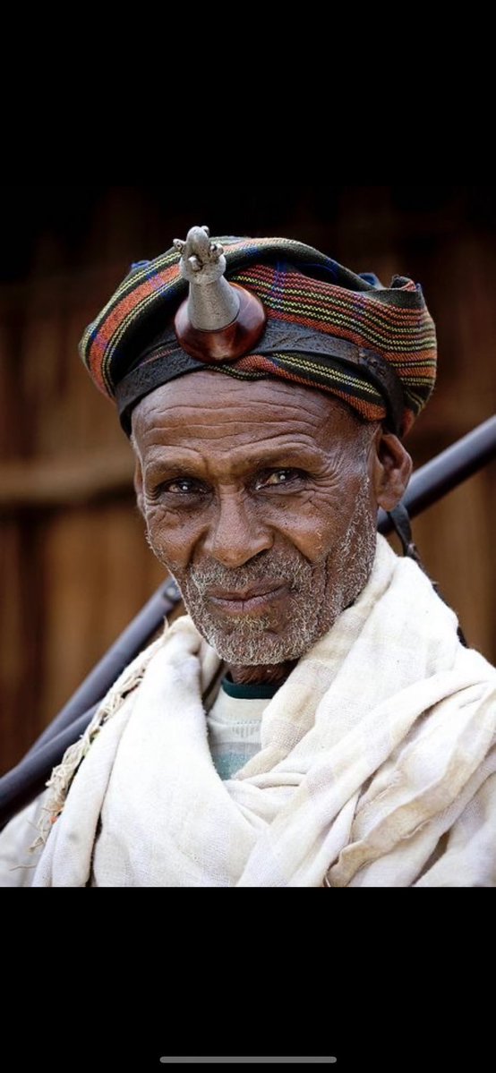 Wizidi_is_Back's tweet photo. Techniquement il était plus proche de Oussama un descendant de bantu du Yémen que d’un Maghrebin lambda sans sang bantu. D’ailleurs les tresses qu’il fesait sont appelé les Kongo dreads en Jamaïque voilà prq Haile Selassier les descendants des sahaba est considéré prophète : 🇾🇪🇪🇬🇪🇹🇨🇩