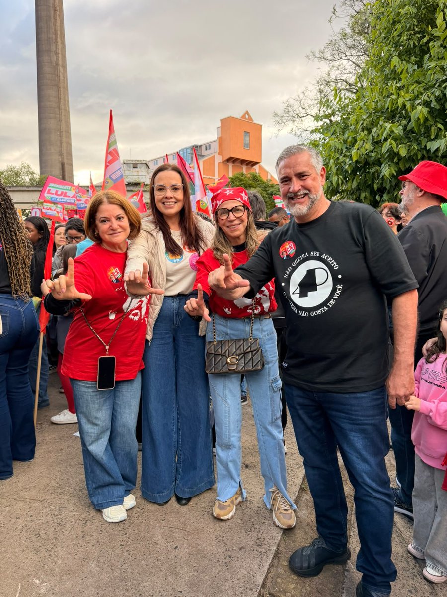 Pimenta13Br's tweet photo. A força das mulheres vai virar essa eleição! 💜✊

Porto Alegre tomou as ruas no ato Mulheres nas Ruas e nas Redes, mostrando que a mobilização não para e a luta por um Brasil melhor segue firme!

Bora virar voto, bora Lula! ⭐🇧🇷 https://t.co/8AP0E0a4Fu
