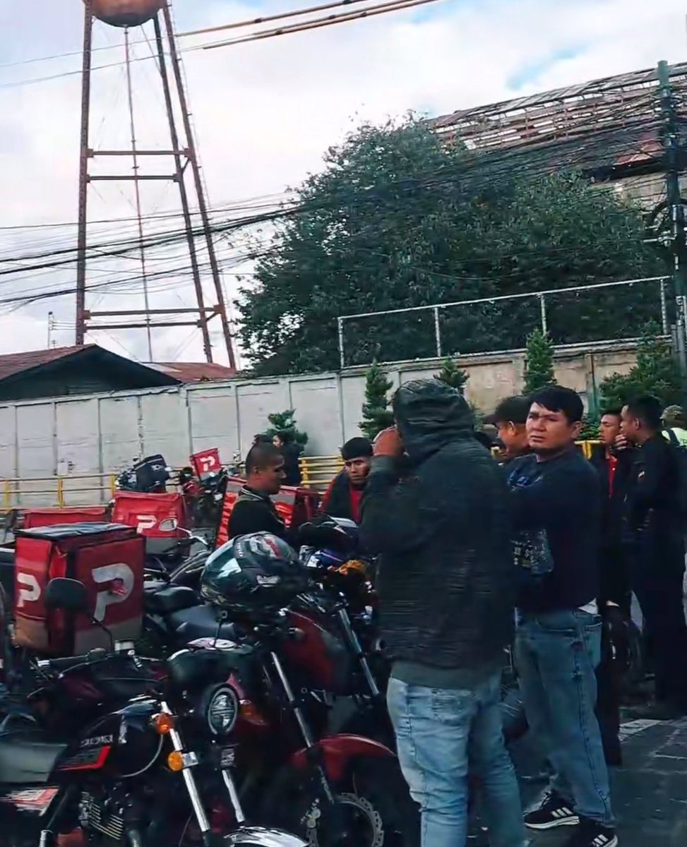 net_gua's tweet photo. Decenas de unidades de @pedidosya  se hacen presentes en la torre de tribunales para exigir la liberación de sus compañeros Inocentes, la ineptitud  y corrupcion de @PNCdeGuatemala  hoy al consígnar dos  inocentes  levantó el repudio de la población ‼️ https://t.co/9yoYfbsSCA
