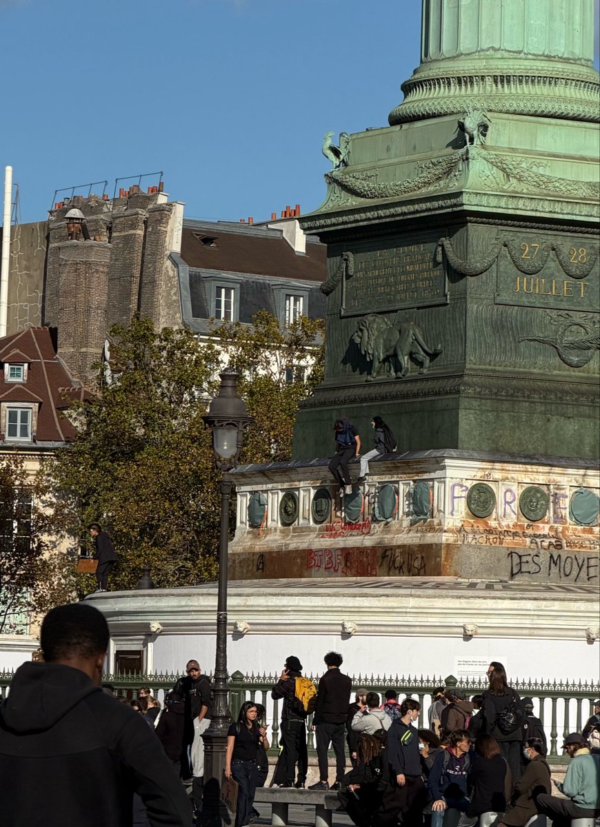 ChAmAlOll's tweet photo. la jeunesse vaincra 
#17octobre https://t.co/31L73VNT7n