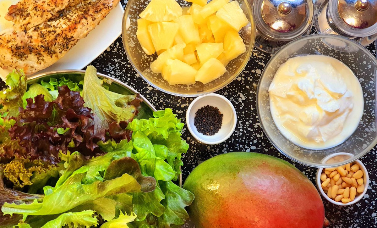 JurgenSpiess's tweet photo. #petrakocht #fitnesssalat #mango #ananas #hähnchenbrustfilet
Beim Durchstöbern alter Rezepte habe ich einen bunten und leichten Salat wiederentdeckt...
...und @spiess_petra meint der passt gut als Abendessen:
"Fitness-Salat mit Ananas, Mango und Hähnchenbrustfilet"
Los geht's! https://t.co/BZvqPm7KYK