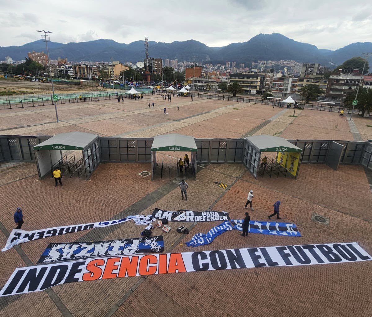 MillosDColombia's tweet photo. INDESENCIA CON EL FUTBOL https://t.co/BciIibXls9