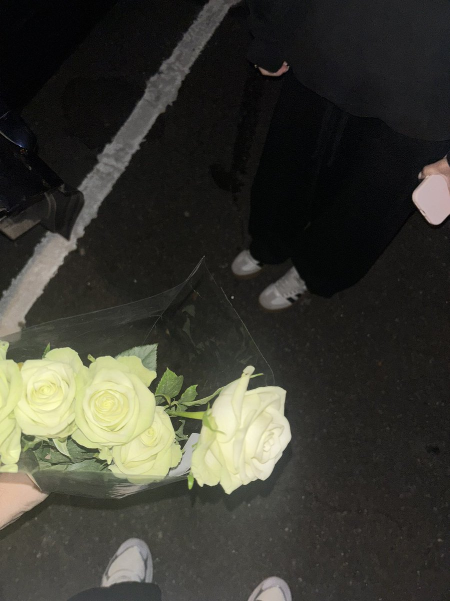 7smea_'s tweet photo. xptdrrrrr j’me suis embrouillé comme jamais avec mon shab pref hier, ce con aujourd’hui il m’a ramené des fleurs pour s’excuser et un câlin comme si j’étais sa racli???????? https://t.co/mgoToHRBIg