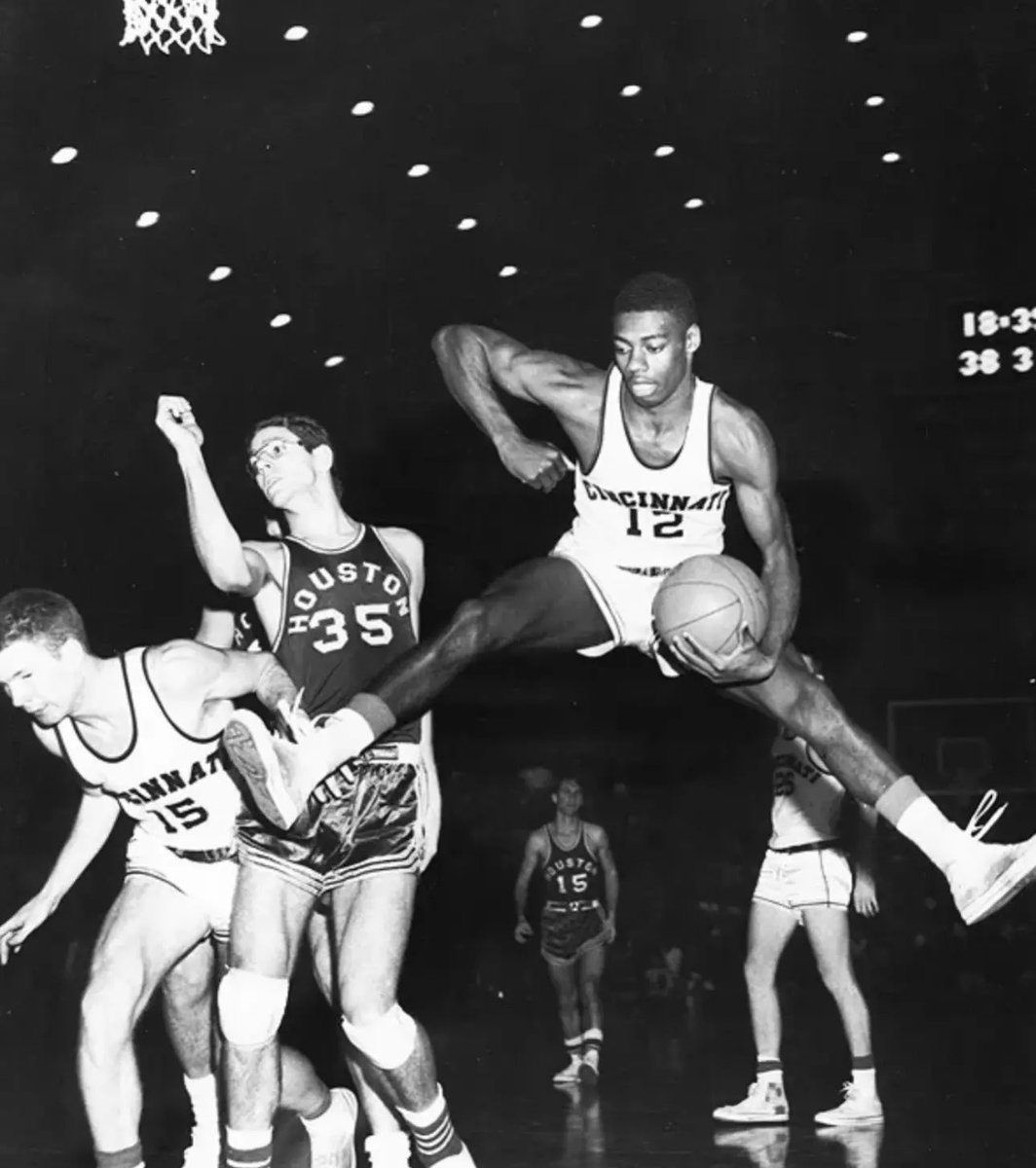 devkonn's tweet photo. Old Heads used to do anything for a rebound https://t.co/jxwU8YdkdZ