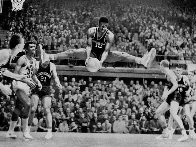 devkonn's tweet photo. Old Heads used to do anything for a rebound https://t.co/jxwU8YdkdZ