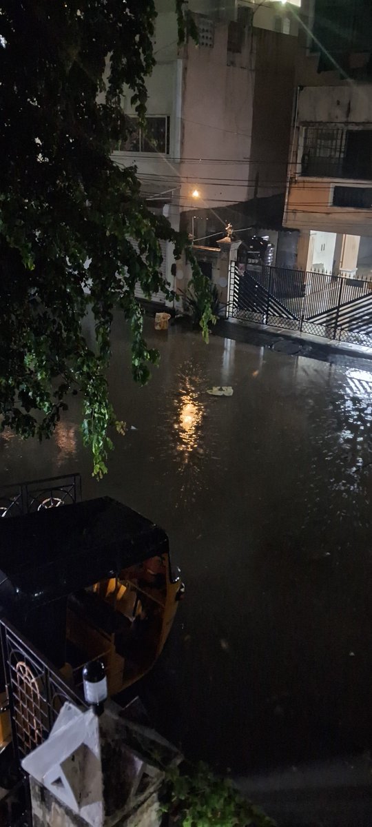 boghibasker26's tweet photo. @tamilannewsweb Kodambakkam Chennai water logs https://t.co/HPDFJBntVS