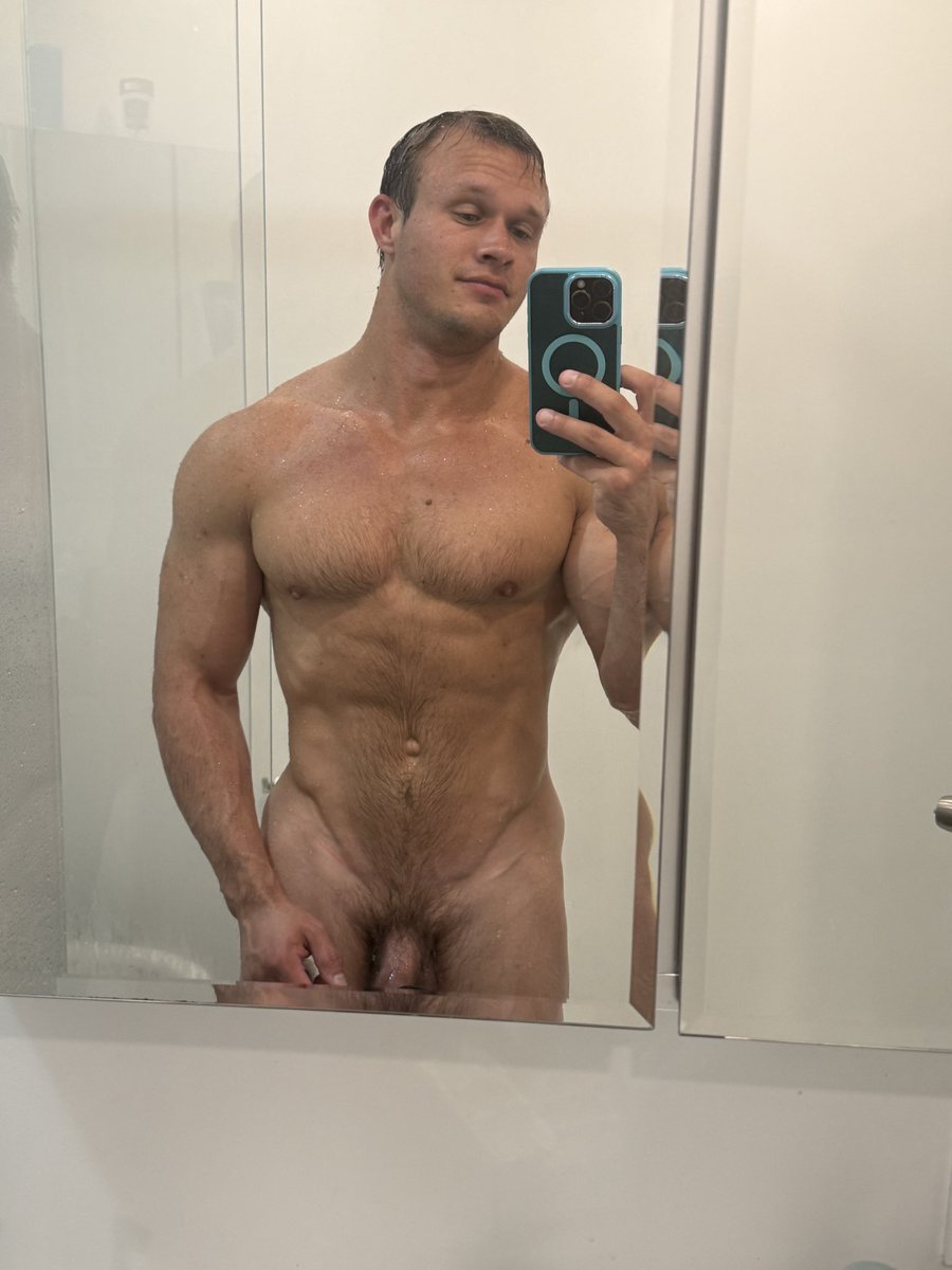 gymbo3x's tweet photo. Can anyone bring me a towel? 😏 https://t.co/TzPUmkBeLe