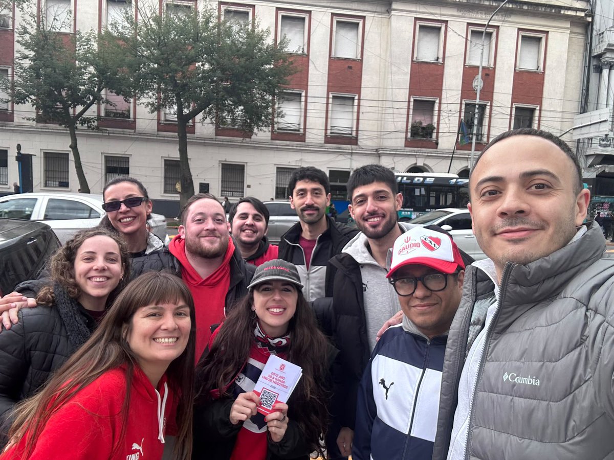 GDIndependiente's tweet photo. Estuvimos timbreando y charlando con los socios en Plaza Alsina.

Siempre presente donde hay que estar.

Este año va a ganar uno de nosotros. Este año va a ganar la gente de #Independiente. https://t.co/HFMcqT95C8