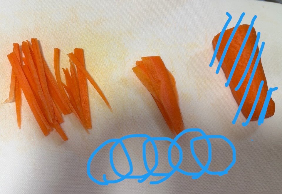 pepecat75's tweet photo. めっちゃ大雑把だけど調理師やってたときは全員このやり方で切って並べて千切りしてた
恐らく効率的かつキレイに切れる切り方 https://t.co/F2y7L2cRS1