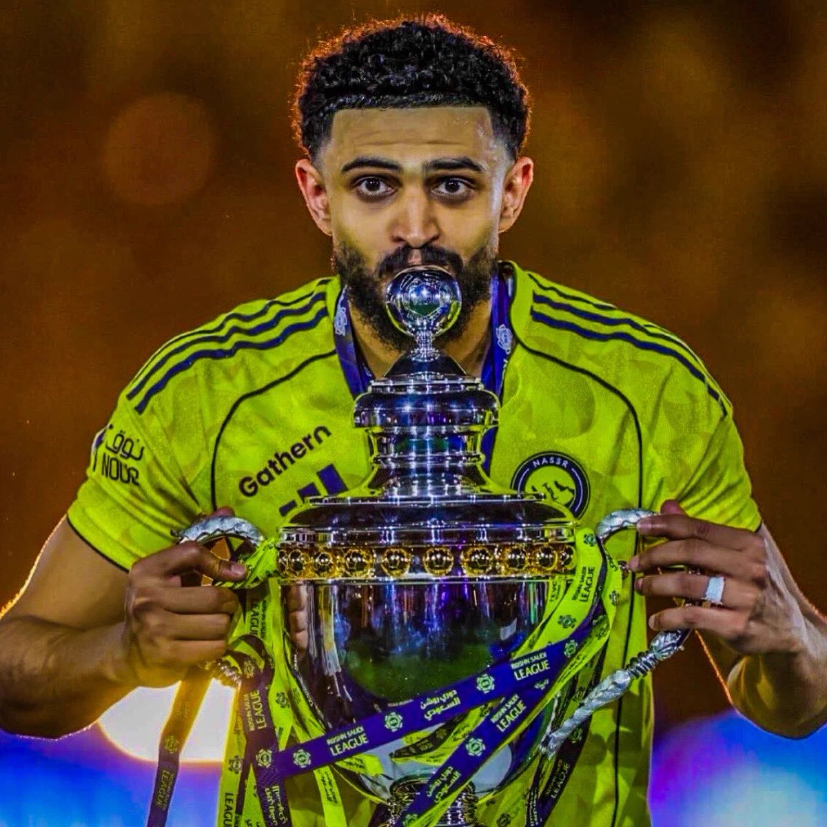 Alqeeran's tweet photo. 🚨 لقطة ختام : 
عبدالإله العمري سجل هدف منتخبنا الوحيد بكاس العالم وبطل الدوري مع #النصر وبطل كاس الخليج مع منتخبنا 
هذا المفروض مو بس احسن لاعب بآسيا هذا المفروض يدخل قائمة المرشحين الأفضل بالعالم 

وبالنهاية يتم ترشيح سلوم اللي يتسدح بالعيادات .. 

ياحمرة الخجل أين أنتي !!! https://t.co/eeKi1XcQz1