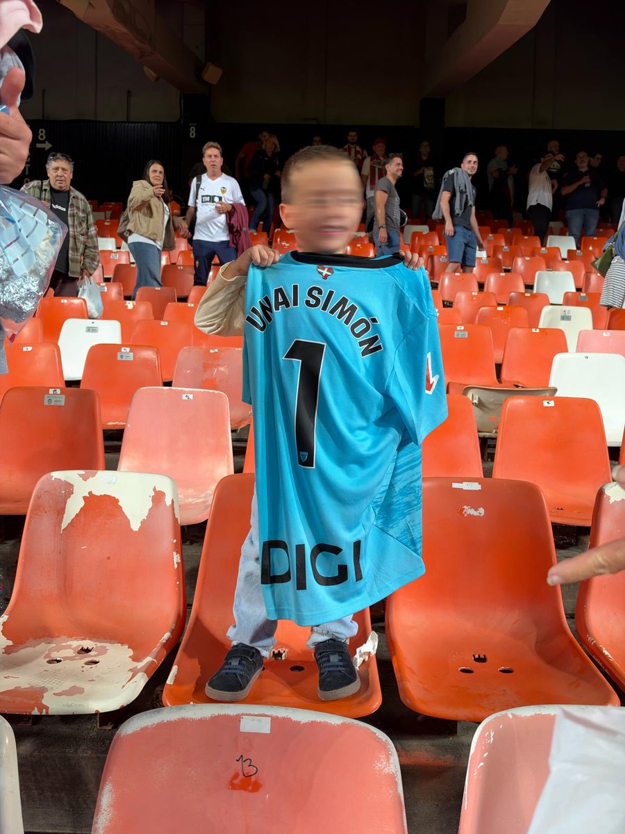 frismonterde92's tweet photo. Muchas gracias a Unai Simón, @AthleticClub por favor hacedle llegar esta publicación del agradecimiento @cristinagar94 y yo por lo que ha hecho con nuestro hijo esta noche en Mestalla, son la 1:10 y mi hijo sigue eufórico con su camiseta. Lo has hecho el niño más feliz del mundo. https://t.co/l64hrscBpp