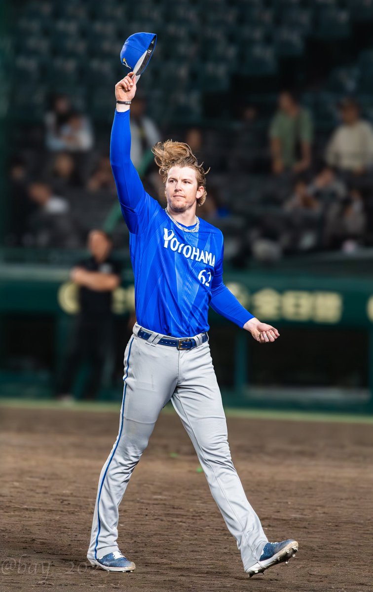 bay_2023's tweet photo. 甲子園の砂を持ち帰るイケメン、ショーン・レイノルズ🤣

#レイノルズ
#SeanReynolds https://t.co/Oy8y8nq66j