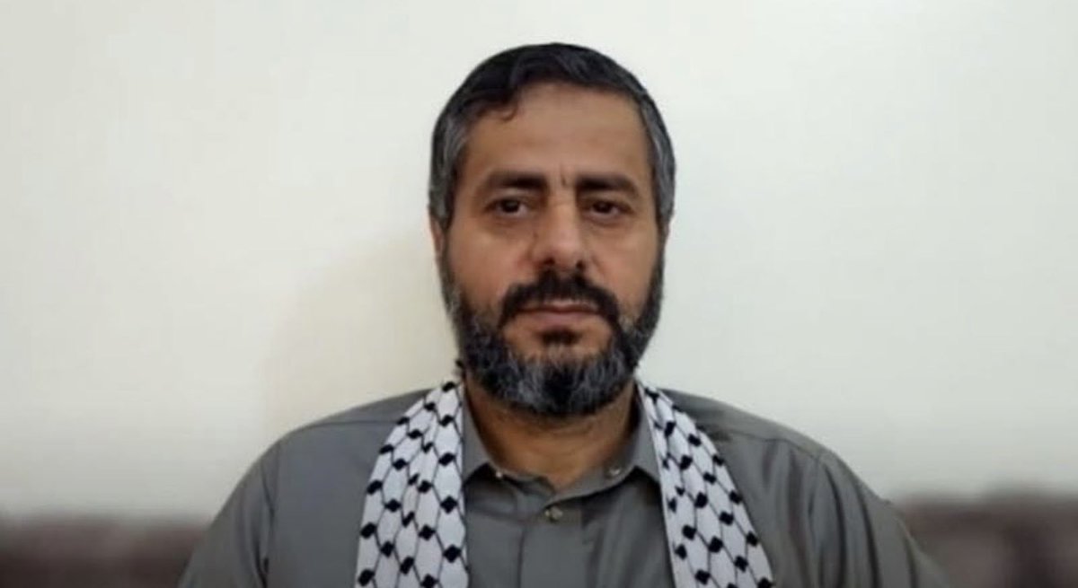 YSFYEMEN's tweet photo. الحوثي محمد البخيتي:

سوف نقبل بوساطة إيرانية، عمانية، تركية، باكستانية.. حتى لو يطلع يزيد بن معاوية بنفسه من القبر ، ما عندنا مانع.

المهم أحد يقنع السعودية ترد على التلفون، لأن الجماعة انتقلوا من مرحلة تصدير الثورة والسيطرة إلى مرحلة شراء العبايات والبراقع.😂✌️ https://t.co/yCIUr2o65o