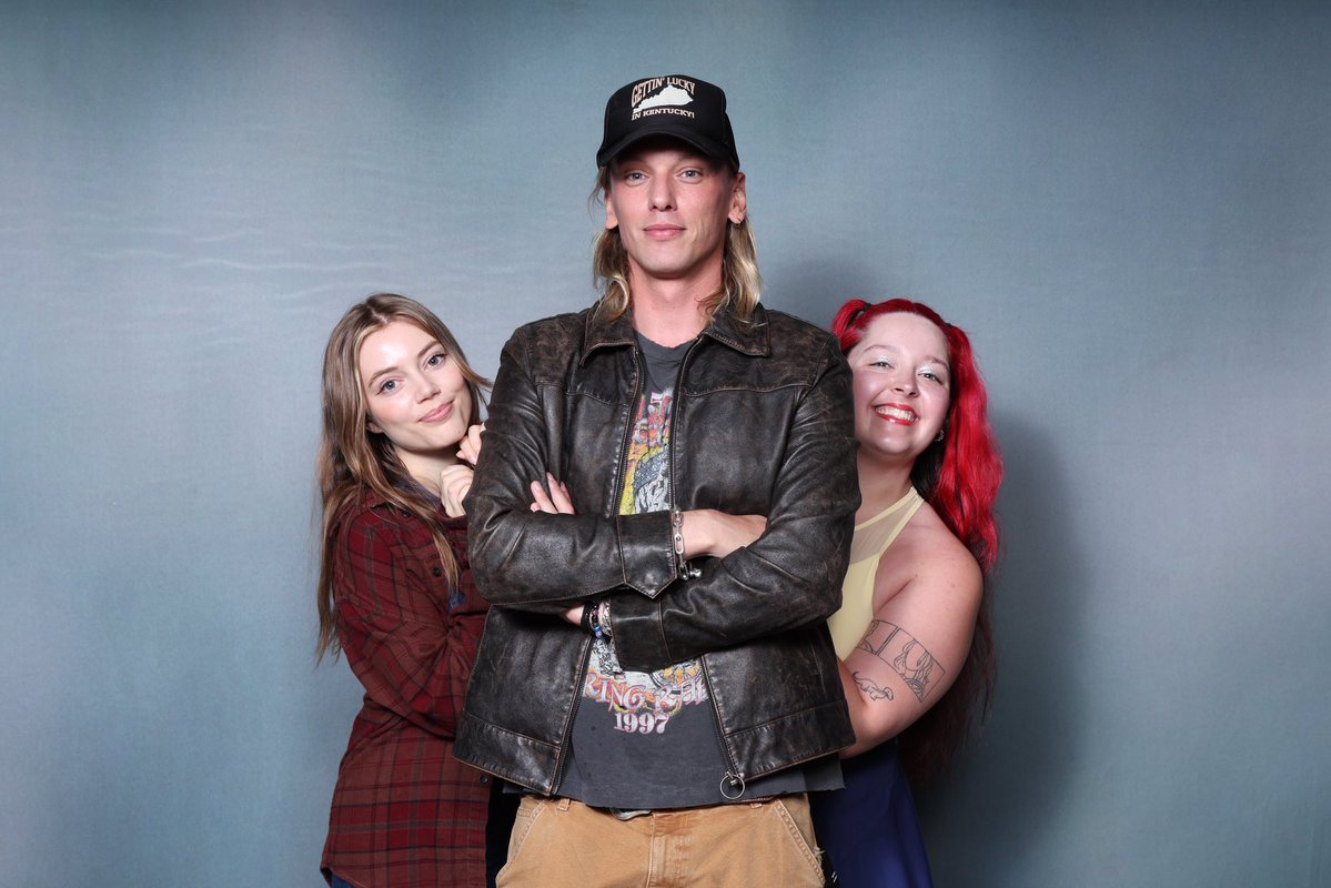 sunshinevandien's tweet photo. posting these because y'all can take my photos and edit me out but you can't take away how much jamie loves me so :) https://t.co/zSagHvDE9J