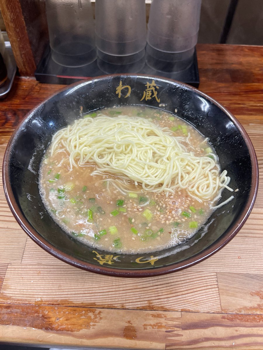 ComeBackDoc's tweet photo. 久々 #わ蔵(@#新宿歌舞伎町)で #博多とんこつ🍜

1軒目で結構飲んだけど🍺🍷腹八分目にも達してない😅2軒目行く前に食べといた方が朝まで飲酒→〆🍜→翌日丸1日台無しコースを回避できる❌そう判断し22時前に入店🥢

替玉は不要だったけど😝終電で帰宅🚃翌日は午後から仕事できたので結果オーライ!🙆‍♂️🤪 https://t.co/TGSoOQhnED