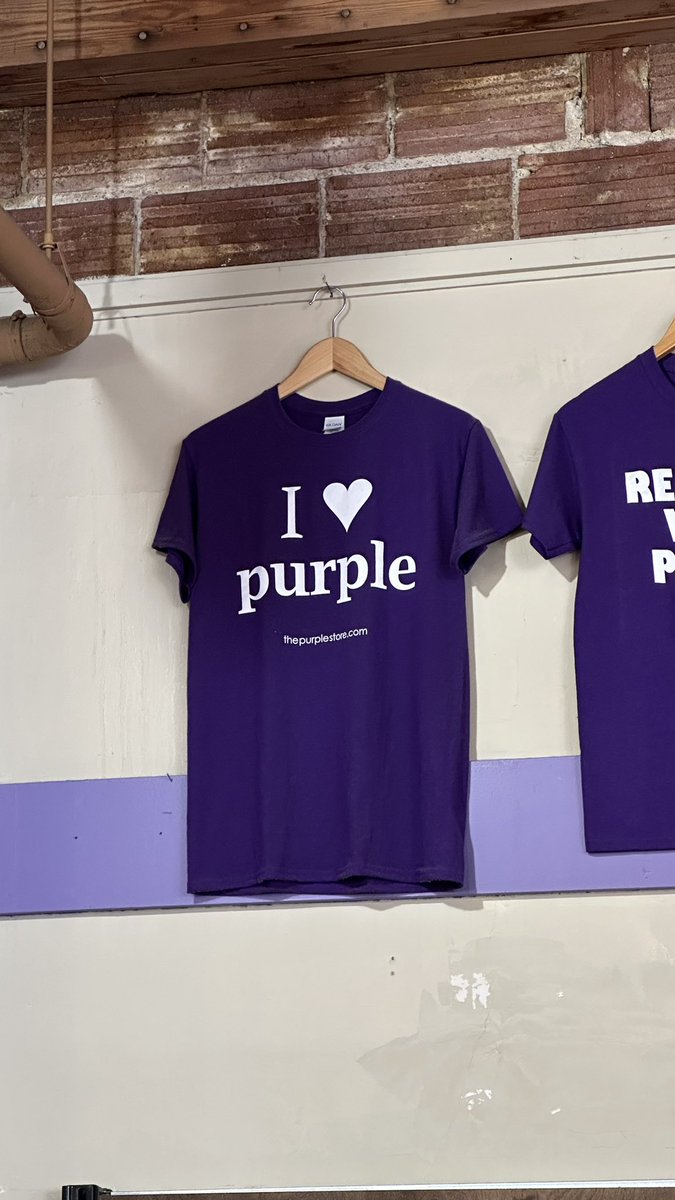 tenWkd's tweet photo. 시애틀 공연장 근처 I💜purple store 
여기 완전 딱 텐블리 구경용 아니냐고요 ㅋㅋㅋㅋㅋㅋ
민소매티 태국텐콘때 입으면 좋을 것 같은것도 있었음
크롭티라 사지는 않음 https://t.co/GhOnpjLK4v