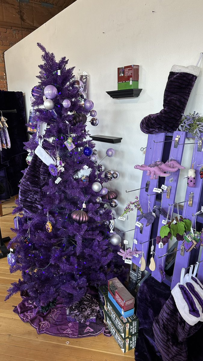 tenWkd's tweet photo. 시애틀 공연장 근처 I💜purple store 
여기 완전 딱 텐블리 구경용 아니냐고요 ㅋㅋㅋㅋㅋㅋ
민소매티 태국텐콘때 입으면 좋을 것 같은것도 있었음
크롭티라 사지는 않음 https://t.co/GhOnpjLK4v