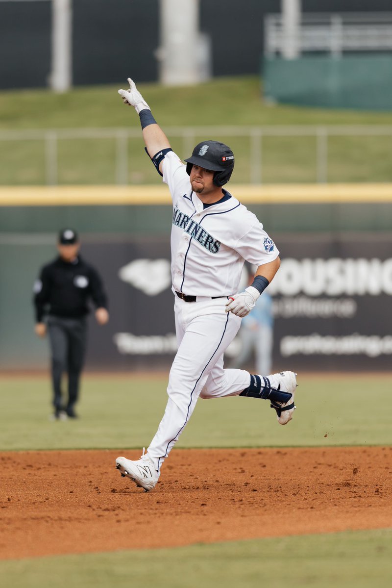 MLBazFallLeague's tweet photo. No cheap shots from Matthew Ellis.

The @Mariners prospect gets all of his second Fall League homer. The homer had a 104.5 MPH exit velo and drives in the first run of the game https://t.co/X5ec7lxGJY