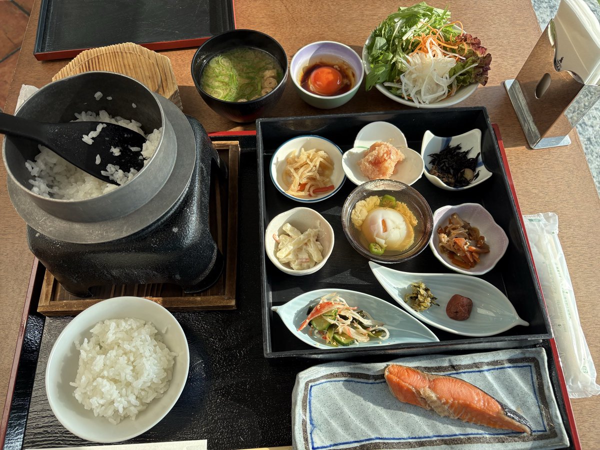 nagare911's tweet photo. 朝ごはんいただきました。
このおかずを食べ切るには圧倒的にご飯が足りない…と思ったけど、ドリンクバーとお味噌汁の横にご飯のジャーがあったのでお代わりして無事完食出来ました👍
美味しゅうございました。 https://t.co/jE67Pk9H39