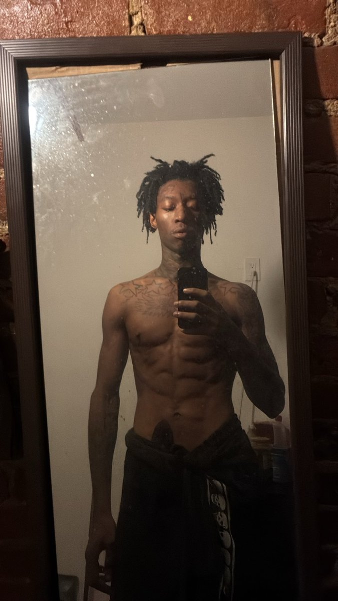 needahsoul's tweet photo. I even look good in a broken mirror❗️🖤
#pornstar #model #nyc #gothic https://t.co/SysEa35jVu