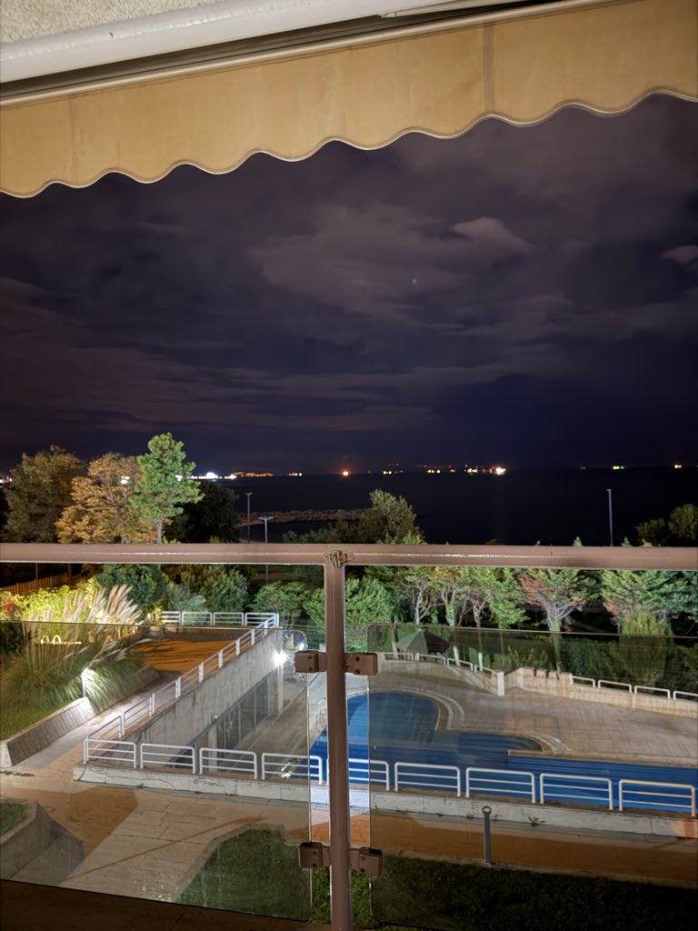 onurj_d's tweet photo. Gecesi ayrı gündüzü ayrı çilesi de ayrı güzel.. Gülü seven dikenine katlanır’ın bendeki ilk çağrışımı İstanbul.

“Merhaba Kızkulesi, merhaba Eyüp Sultan,
Kanlıca, Şehremini merhaba

Merhaba beylerbeyi, merhaba sultanselim,
Merhaba iki gözüm istanbul'um, merhaba…”
- Sadri Alışık https://t.co/VywDXq8C8y