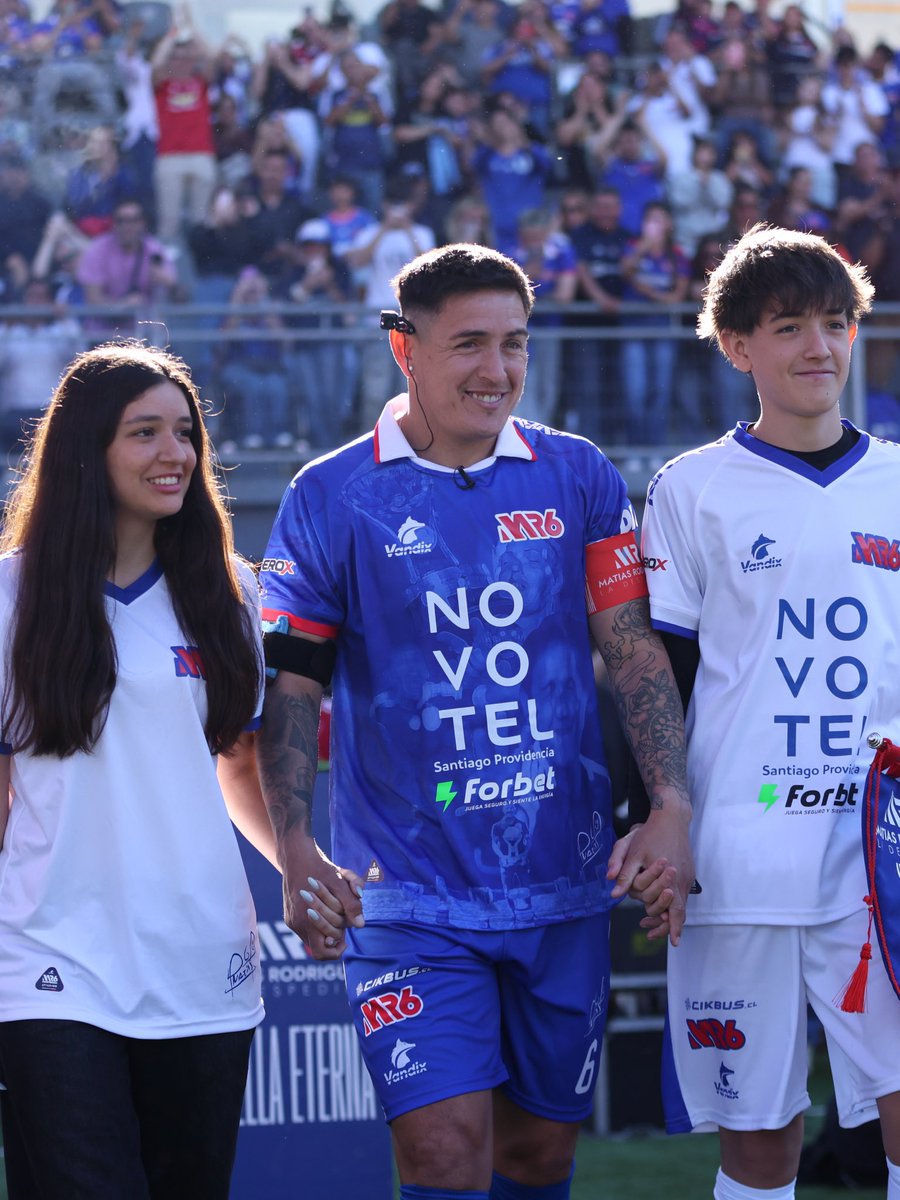 udechile's tweet photo. Una gran despedida, llena de estrellas, para el defensa más goleador de nuestra historia 💙

Gracias por defender con orgullo nuestros colores, por mojar la camiseta y regalarnos alegrías que recordaremos por siempre ❤️

Felicidades por tu gran carrera, Matías Rodríguez 🤘🏼 https://t.co/rxzcnIiJYT