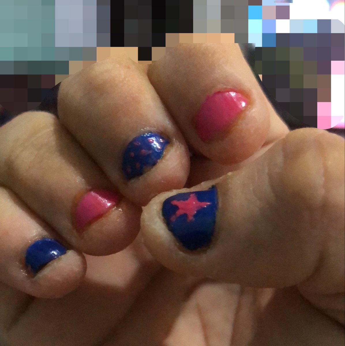 pompompurias's tweet photo. o mais colorido em mim hoje, são essas unhas. Hoje o mundo acordou cinza pra mim. https://t.co/ocN22ubUXN