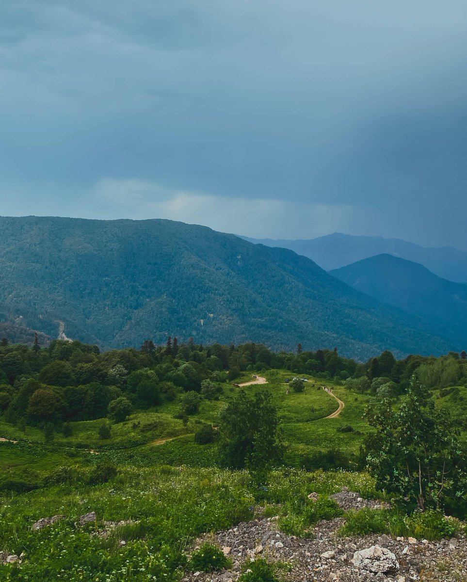 anikbdndbeaeo's tweet photo. These rolling green hills and distant peaks are calling me. Anyone else ever just packed up and headed somewhere like this on a whim? https://t.co/6lLvoM5xOF
