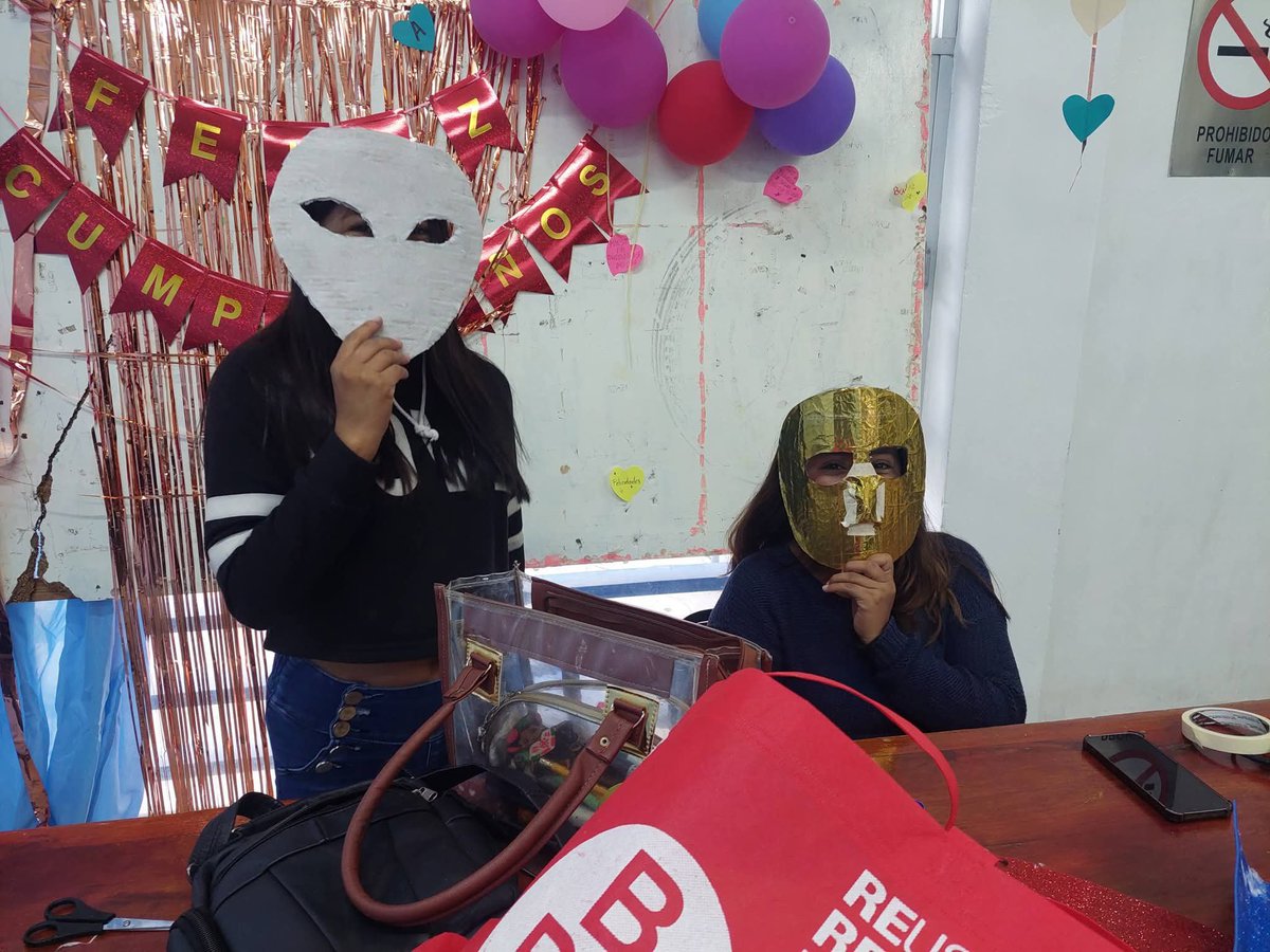 FnerrrAguas's tweet photo. Los moradores del Albergue estudiantil "Ezequiel A Chávez" AC. Elaboran máscaras para su celebración del día de muertos donde participarán con la danza de Xantolo. 😁 https://t.co/fV7RxfGrr1