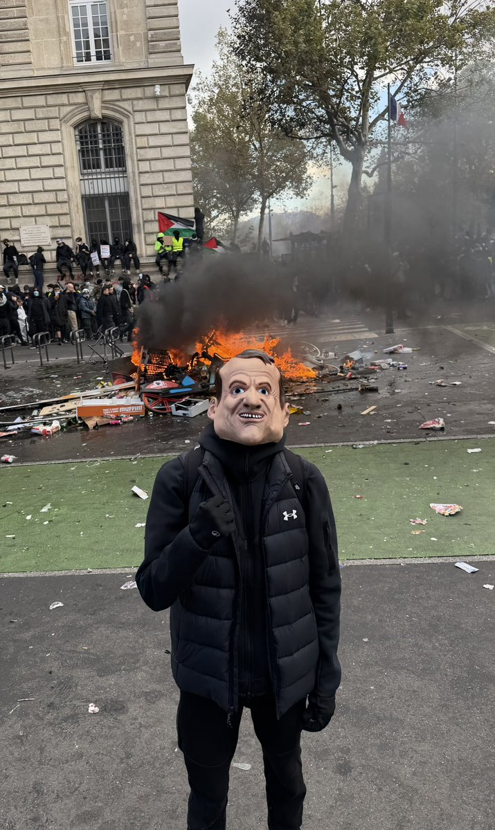 broosko91's tweet photo. @EmmanuelMacron Ta geule, c’est moi qui décide https://t.co/y6YFzOlpE3