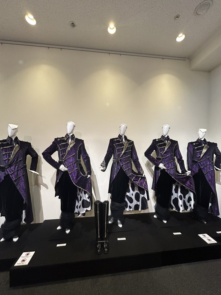 milk_sy2's tweet photo. 宝塚観劇にて、FNS歌謡祭のM!LKと宝塚歌劇団花組コラボのお衣装展示🌸

花組メンバーは、朝練してめっちゃ練習したらしい https://t.co/LyaQlPKtX3