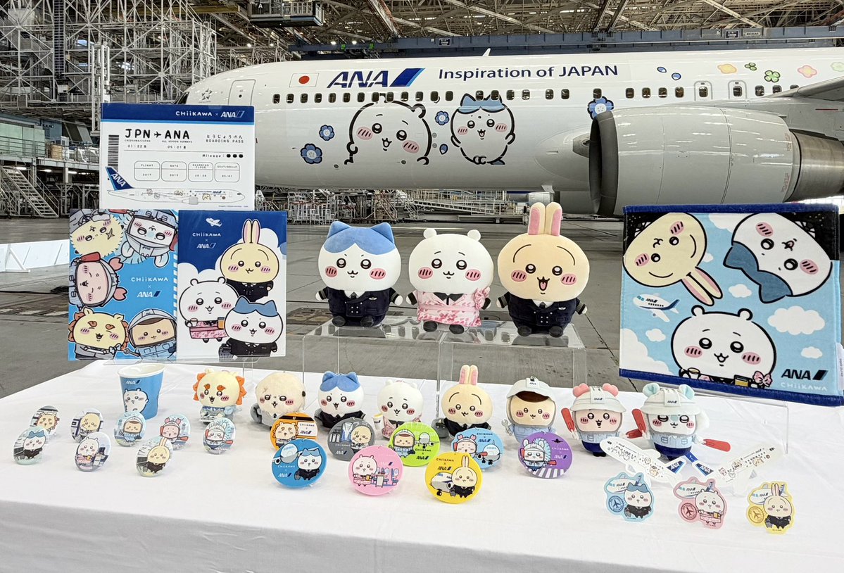 chiikawa_kouhou's tweet photo. ＼ちいかわジェット／

ANAの特別デザイン機
「ちいかわジェット」
就航を前に格納庫でお披露目🎉

「ちいかわジェット」は
2026年10月19日(月)より就航開始！

ちいかわたちと一緒に、空の旅を楽しもう✈

🔍詳細こちら
https://t.co/DrntdQwp6n

#ちいかわ #ANA https://t.co/dq900x0U3N