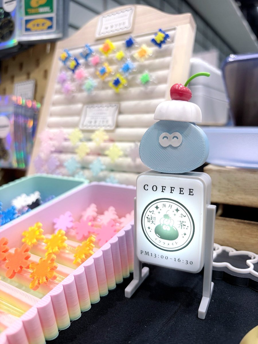 _ikuramate's tweet photo. ブースでは喫茶海月の光る看板を設置していました🍒☕️写真を撮る余裕が無かったのですが、お友達の売り子さんが撮影してくれました🫶感謝💕 https://t.co/ilNWbN2Per