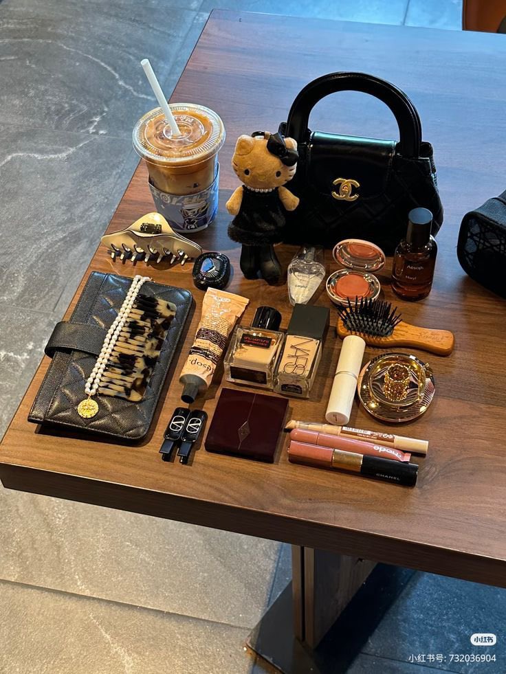 aulineboards's tweet photo. Clean girl essentials https://t.co/MA77Odk173