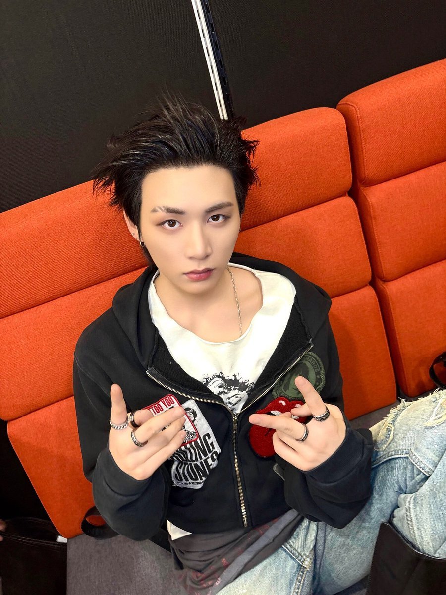 huntaesn's tweet photo. 오늘 스타일링 어떤가요? 눈썹에 살짝 포인트를 줘봤는데.. ⚡️🎸 https://t.co/7Y2PpidQHb