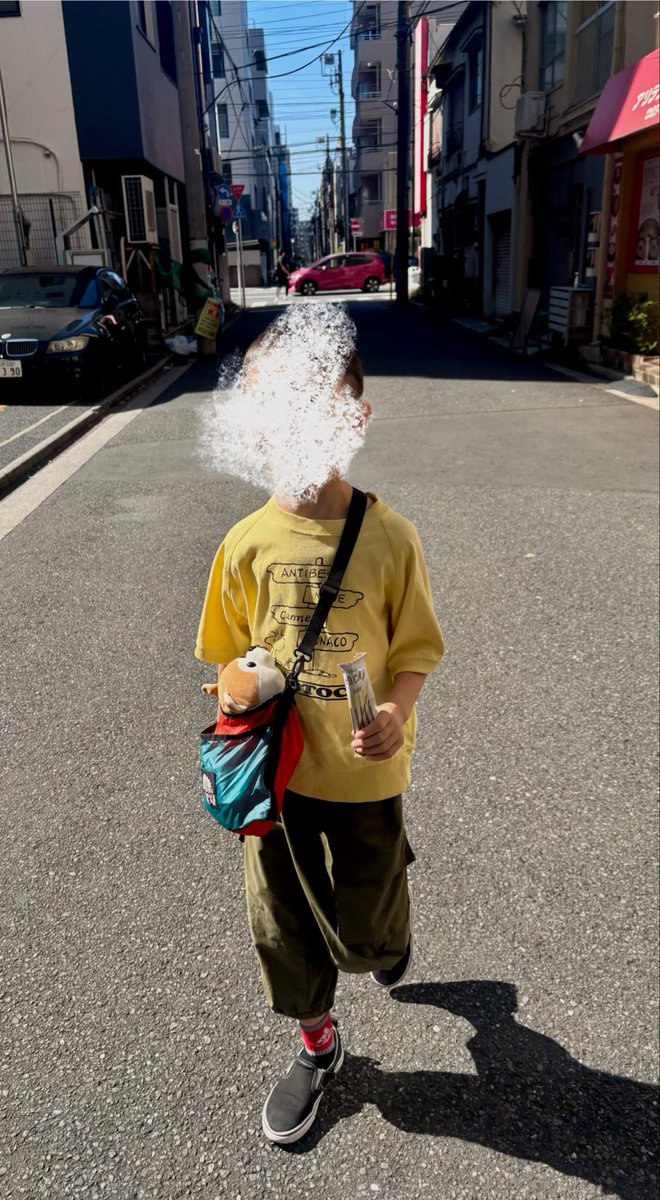 yagirakuda's tweet photo. 夏はちょい暑かった🌱の厚手Tシャツ、今の季節ぴったりや。
ふつう過ぎるコーデですが、ベルトちょろ出しとセカストで1900円のスニーカーがポイント。
４枚目は、バッグを持つ意味を問い直してくる9歳(🐶しか入ってない)(片手にはポッキー) https://t.co/yb29yaXizj