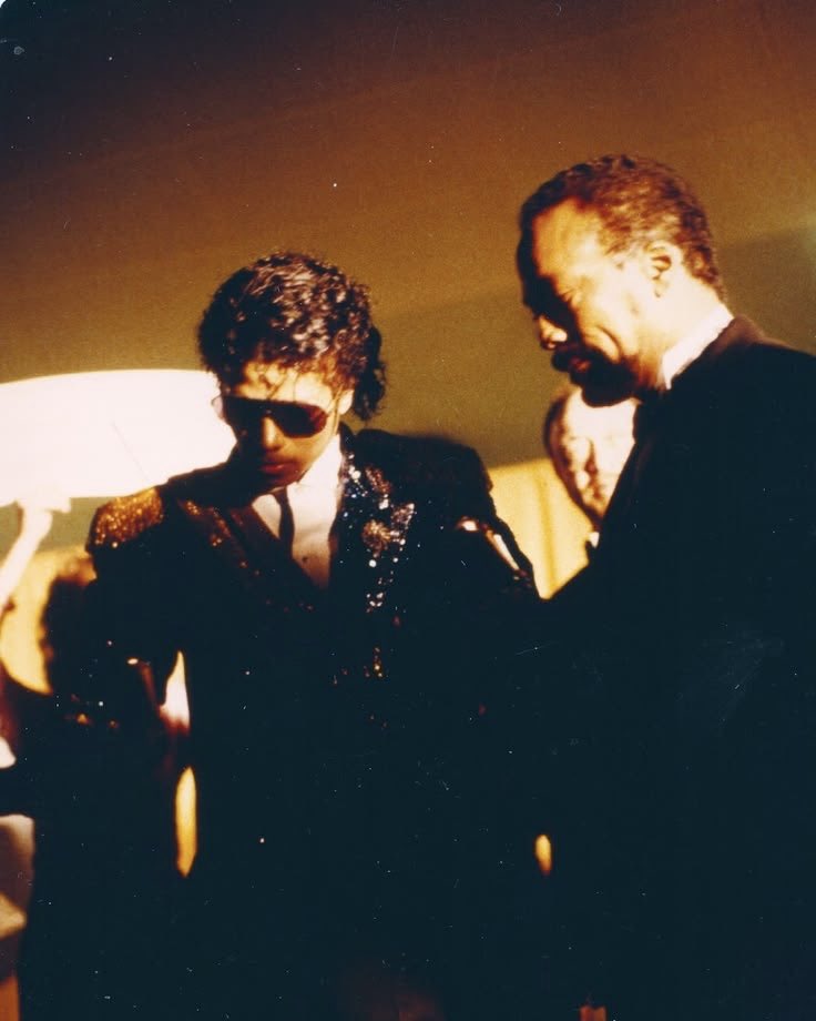 Andrey25_'s tweet photo. This photos of Michael Jackson in the 1984 Grammy is so unreal, a different type of aura https://t.co/H4blHBOUVS