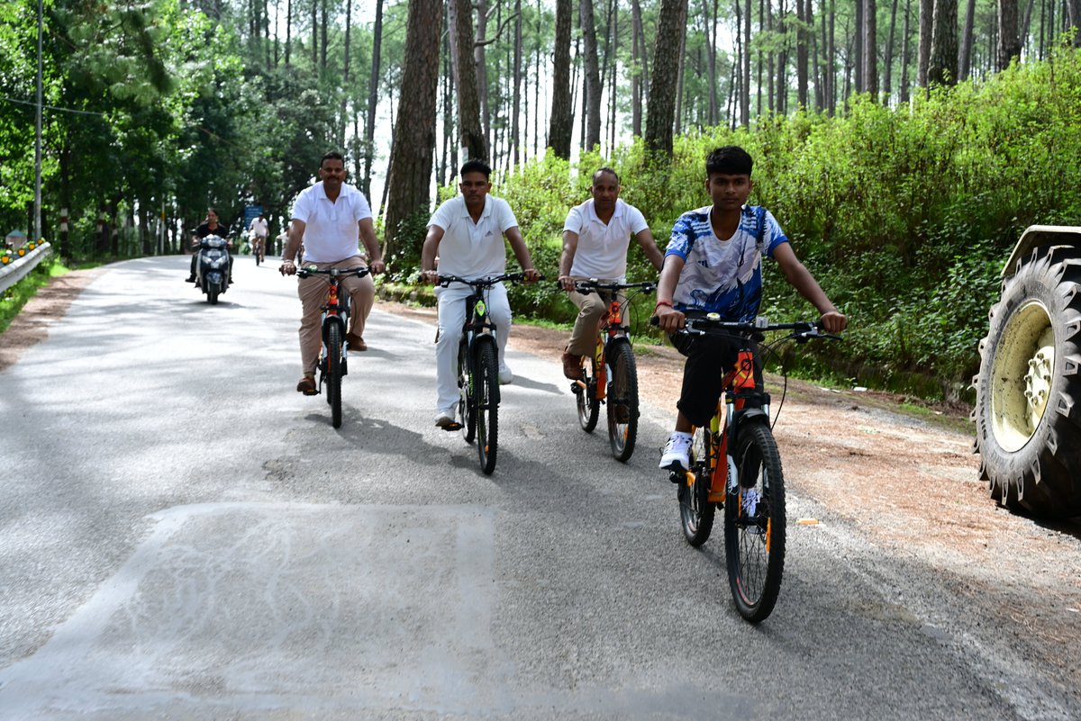 SSBFTRRANIKHET's tweet photo. सीमांत मुख्यालय सशस्त्र सीमा बल, रानीखेत द्वारा #fitindiafreedom के अंतर्गत  साइकिल रैली का आयोजन किया गया | 
@SSB_INDIA 
#fitindia
#fitness 
#ranikhet https://t.co/VjcDye3BLb