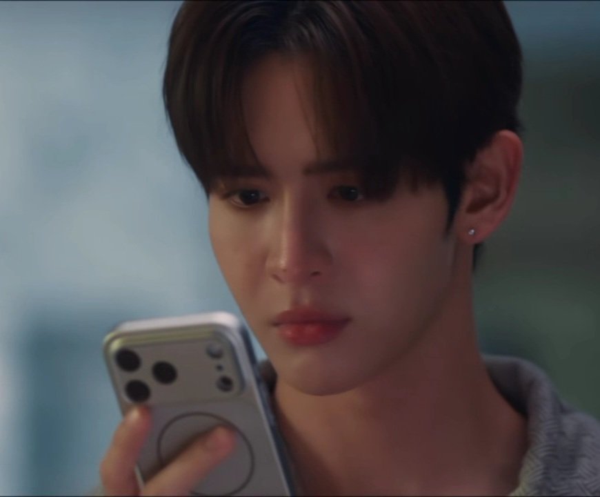 jassyjassie_'s tweet photo. If you look closely at the first image, there's an even creepier detail hidden in the full account name that makes the whole message hit so much harder. I'm not completely sure if I read it right, but it looks like this. 

𝘋𝘰𝘺𝘰𝘶𝘴𝘦𝘦𝘮𝘦𝘢𝘭𝘪𝘷𝘦 (00𝘥𝘦𝘢𝘥𝘶𝘴𝘦𝘳)

That makes the psychology behind the username more disturbing. It directly confronts Nine with something terrible he did in the past. Also, 00 reads very much like an archived case id, an evidence tag, or a countdown sequence, like a ticking time bomb waiting to explode.

Plus, there is a detail in the message itself that we really need to pay attention to.

ออกมาข้างนอกมาเจอกันมั้ยคะ

หนูรอเจอพี่อยู่

The sender used หนู (noo/nhoo) as a self-pronoun, which is usually used by younger people when speaking to someone older or someone close/respected. Framing it as "Noo is waiting to see Phi". This strongly increases the chance that Time is indeed the one who sent this message to Nine. 

#รักสุดใจนายแฟนบอยSeries
#MrFanboySeries
#MrFanboyEP8