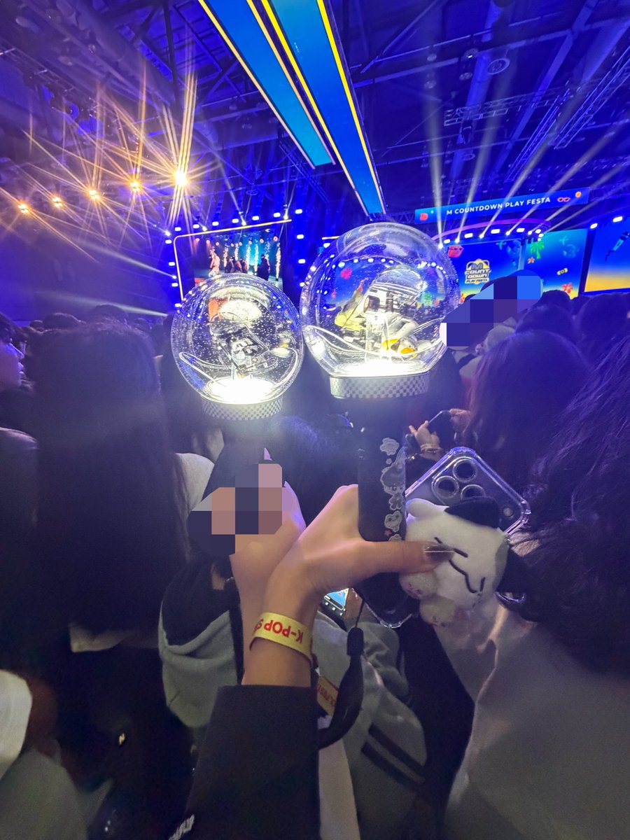 Oozzis's tweet photo. 킥플립 보러왔드🖤🖤 https://t.co/Nln8fNzu5I