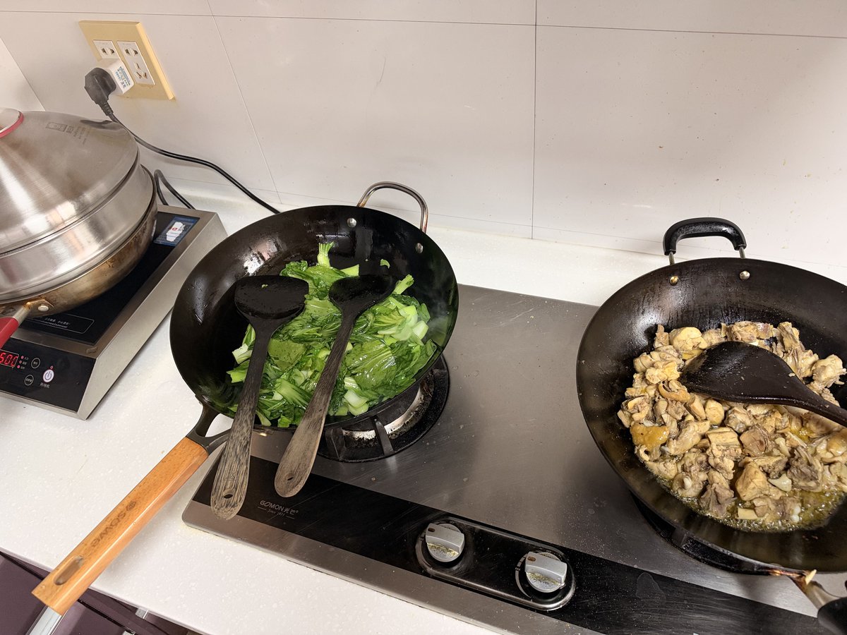 jackhere02's tweet photo. 想起很久以前在庙里。每逢佳节厨房里就会忙乱。当时烧菜用的是柴火，临时火工是我。我在外面烧得很认真。结果大厨一会儿在里面喊，熄火了吗？土豆炒半天不熟。一会儿又喊：别添柴了。火力过猛菜要糊了。劈柴的时侯更搞笑。我很认真在太��底下五分钟劈完两块柴。师父忍不住吐槽说：要么你喝茶去？我看你抡着斧子劈四下每下位置都不一样。我主要担心安全问题。