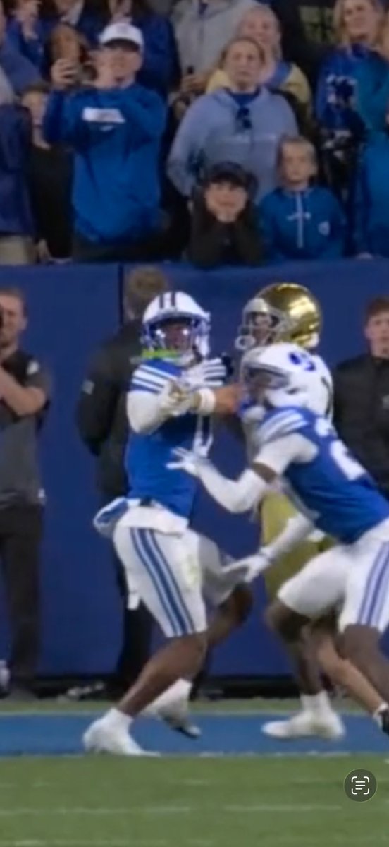 Freedompaulie's tweet photo. @tl23soldier @Big12Conference Lol you mean refs that don't baby ND like every week of their lives?

WR can't grab the defender with BOTH hands 🤡 https://t.co/s6X2cgJ7c3