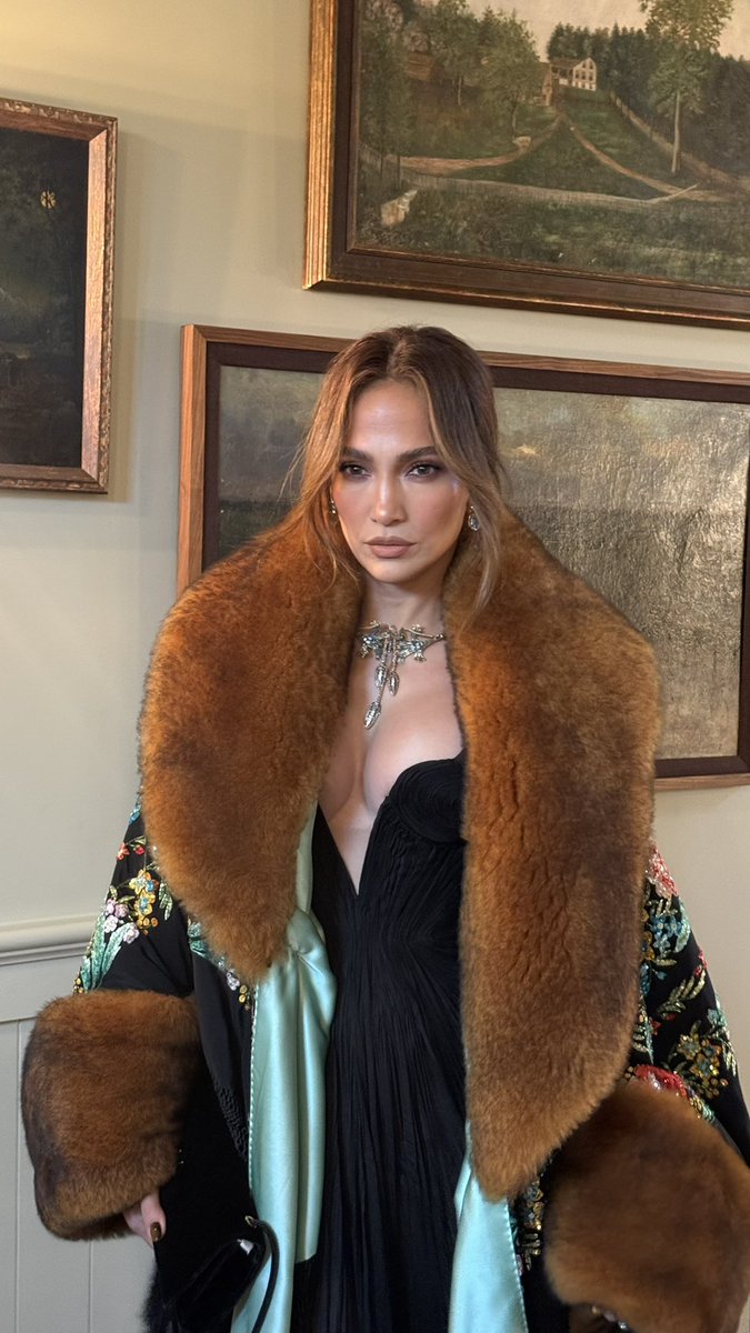 JLo's tweet photo. Night Out 🤎🩵🖤 https://t.co/YmMNK4IYMR